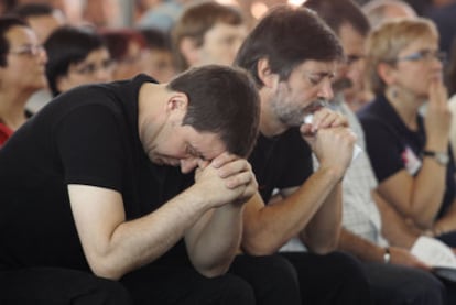 Arnaldo Otegi y Rafael Díez Usabiaga, durante un actoen Durango en 2006, tras el alto el fuego de ETA que terminó con el atentado de la T-4 del aeropuerto Barajas.