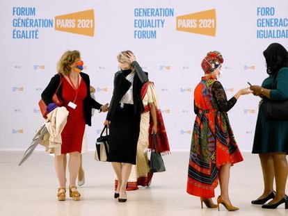 Cuatro participantes en el foro Generación Igualdad llegan a la sede del encuentro en París