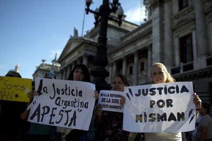 Varias personas sostienen carteles durante una manifestaci&oacute;n celebrada frente al Congreso de Argentina el 4 de febrero.