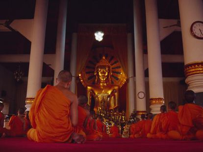 Monjes rezando en su templo, Chiang Mai (Tailandia).