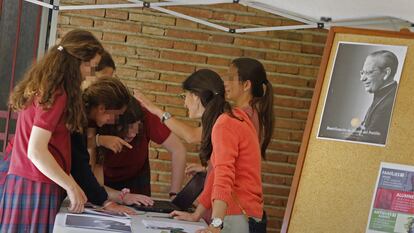 Alumnas del colegio La Vall, en Bellaterra (Barcelona).
