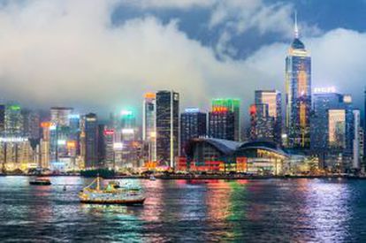 El Star Ferry ante Victoria Harbor y el 'skyline' de Hong Kong.