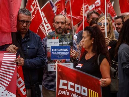 Varios trabajadores del sector financiero se manifiestan en Valencia.