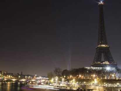 La iluminación de la torre Eiffel se apagó a partir de las 20.00 y permaneció así toda la noche.