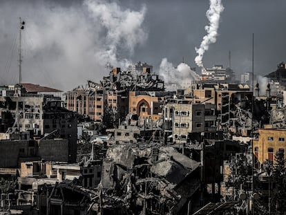 Edificios destrozados en el barrio de Tel al-Hawa, en Ciudad de Gaza, tras un bombardeo israelí este jueves.