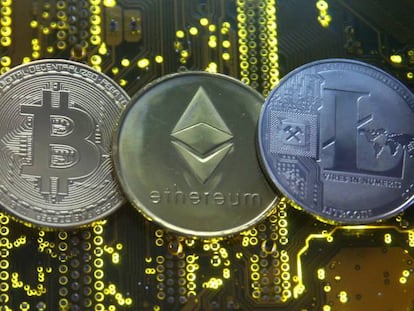 Representaci&oacute;n del Ripple, Bitcoin, Etherum and Litecoin las monedas virtuales.