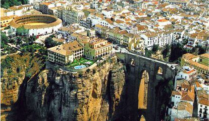 Vista aérea de Ronda, con la plaza de Toros y el Puente Nuevo