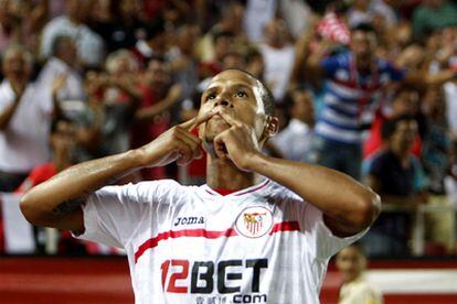 Luis Fabiano tras marcar el primer gol del Sevilla.