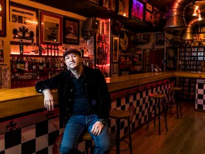Sabi, dueño del Moloko Club Sound, posa en su bar, en Madrid.
