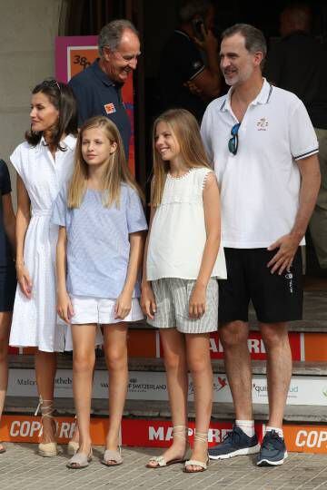 La Reina y sus hijas acompañaroon al Rey en la jornada de vela.