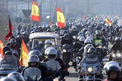 Miles de motos han alcanzado hoy el centro de Valladolid tras el tradicional desfile de banderas de la concentración motera invernal vallisoletana Pingüinos, que ha partido de la localidad de Puente Duero, sede de la cita.