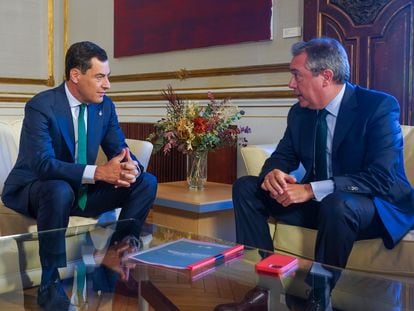 El presidente de la Junta, Juan Manuel Moreno, y el  presidente del grupo parlamentario del PSOE-A, Juan Espadas, durante su reunión para alcanzar acuerdos en materia de inflación y de agua.