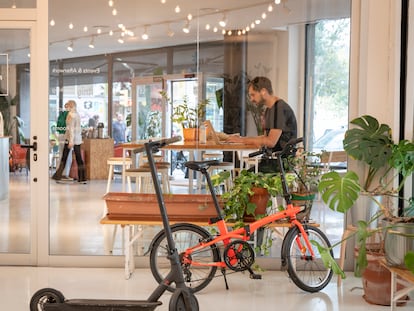 Un teletrabajador en un centro de 'coworking' en Barcelona.