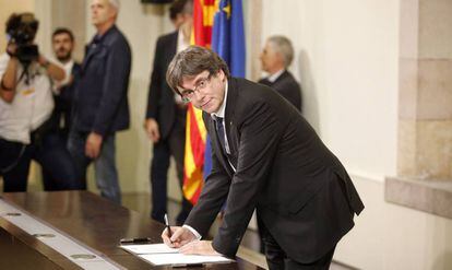 Puigdemont firma la declaración de independencia en el Parlament.