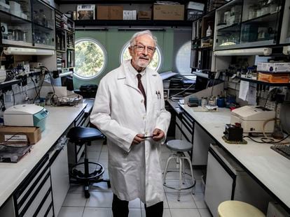 El virólogo Luis Enjuanes, en su laboratorio.