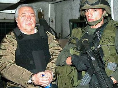 Gilberto Rodríguez Orejuela, escoltado por soldados colombianos, antes de abordar el avión que lo llevó a EE UU en 2004.