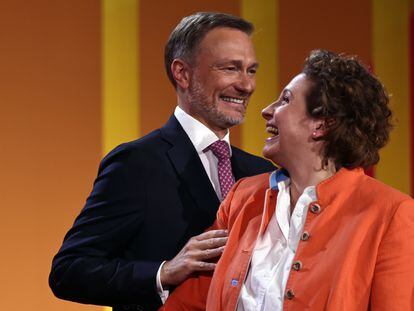 El líder de los liberales alemanes (FDP), Christian Lindner, junto a la covicepresidenta del partido, Nicola Beer, durante el congreso ordinario de la formación, este fin de semana en Berlín.