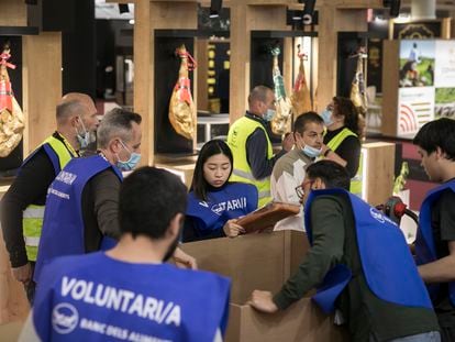 Un centenar de voluntarios del Banco de Alimentos ha recogido los excedentes de la Feria Alimentaria.