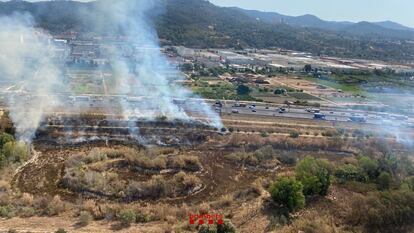 Incendio en el margen de la B-23, en Molins de Rei (Barcelona), el 5 de agosto de 2022, en una imagen cedida por los Bombers.