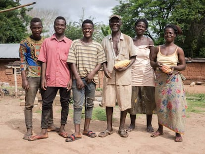 Retrato de la familia Kossivi, trabajadora del campo. Las mujeres de la familia se dedican al suministro de agua, las tareas domésticas, y la producción de aceite de palma