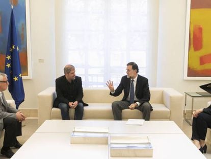 Desde la izquierda, el exl&iacute;der de CC OO, Unai Sordo, con su predecesor Ignacio Fndez Toxo, el presidente del Gobierno, Mariano Rajoy, y la ministra de Empleo, F&aacute;tima B&aacute;&ntilde;ez