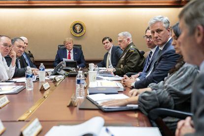 El presidente de EE UU, Donald Trump, junto con el vicepresidente Mike Pence, se reúne con asesores de la Casa Blanca el pasado martes en la Sala de Crisis de la Casa Blanca en Washington.