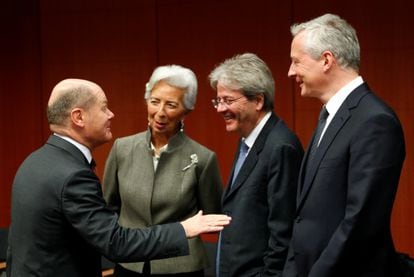 El comisario de Economía, Paolo de Gentiloni (centro), charlando con el vicecanciller alemán Olaf Scholz (izquierda); la presidenta del BCE, Christine Lagarde, y el ministro francés Bruno Le Maire (derecha).