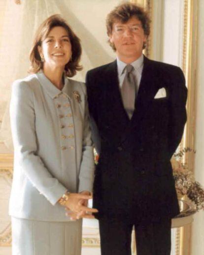 Fotografía oficial de la tercera boda de Carolina de Mónaco, con Enesto de Hannover, en enero de 1999.