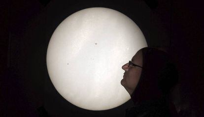 Un hombre observa la imagen del tránsito de Mercurio por delante del Sol en el Instituto de Astrofísica de Potsdam (Alemania).