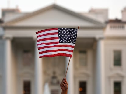 En una fotografía de archivo, una pequeña bandera de los Estados Unidos ondea afuera de la Casa Blanca, en Washington, EEUU.