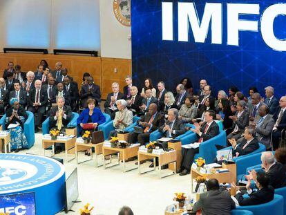 La directora del FMI, Kristalina Georgieva (chaqueta azul), recibe un aplauso al terminar su primera sesión con el comité financiero del organismo.