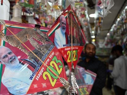 Cometas con la imagen del primer ministro indio, Narendra Modi, para celebrar el Año Nuevo a la venta en una tienda en Hyderabad, el pasado día 3.