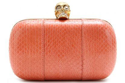 Rock coral: el must del verano lo encontramos también en complementos. Este clutch es de Alexander McQueen para My Theresa (245 euros).
	 