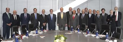 Los miembros del l Consejo Empresarial para la Competitividad, integrado por los presidentes de las grandes empresas españolas, junto al Rey Juan Carlos I.