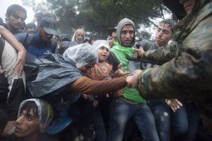 Refugiados en la frontera entre Grecia y Macedonia.