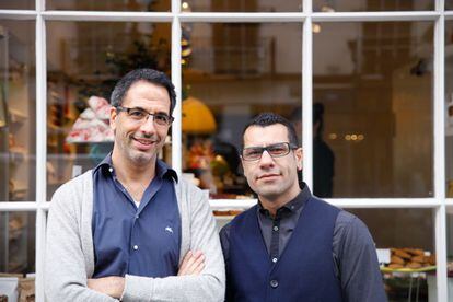 El israelí Yotam Ottolengui (izquierda) y el palestino Sami Tamimi, cocineros que han recogido los sabores de su ciudad en el libro 'Jerusalén', editado ahora en español (Salamandra).