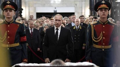Putin en el funeral de Kárlov, este jueves en Moscú.