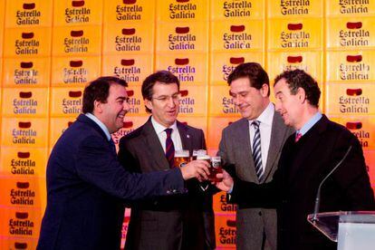 El presidente de la Xunta, brinda a su derecha con el alcalde de A Coru&ntilde;a, Carlos Negreira y a su izquierda, el director general de Estrella Galicia, Ignacio Rivera 