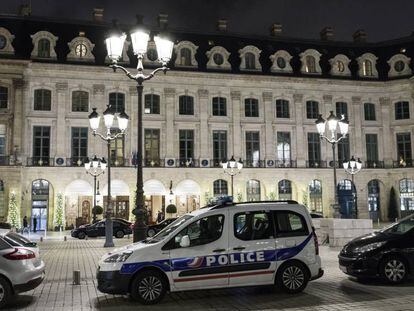 Un coche de polic&iacute;a, este mi&eacute;rcoles frente al hotel Ritz de Par&iacute;s.