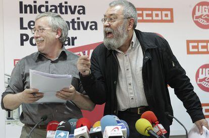 Toxo (izquierda) y Méndez, durante la valoración ayer en Madrid del diálogo social.