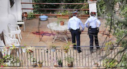 Dos mossos investigan el lugar donde fueron hallados los dos ancianos asesinados