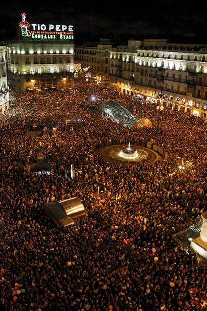 La Puerta del Sol, abarrotada de personas que recibieron allí el año nuevo.