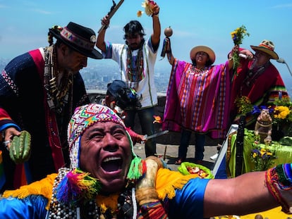 “Hay que huir de la masa que sencillamente recopila imágenes”, dice al otro lado del teléfono Soriano, quien también es parte del reducido grupo de fotógrafos de la National Geographic Society, con sede en Washington (Estados Unidos). “Es muy difícil hacer una buena foto, y más de viajes, porque todo está hecho”, añade. Él distingue entre un fotógrafo viajero y un fotógrafo de viajes. <br> <br>En la imagen, chamanes en el Cerro de San Cristóbal, en Lima (Perú). </br>