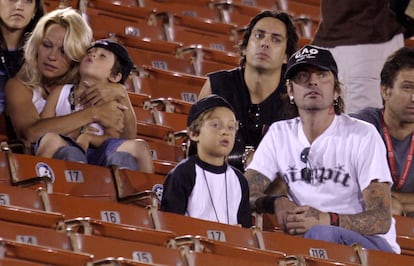 Pamela Anderson,Tommy Lee y sus dos hijos, Brandon Thomas y Dylan Jagger, durante una competición deportiva en el Coliseum, en Los Ángeles en 2003.