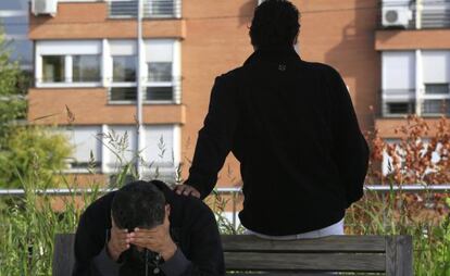 Mazen y un compatriota sirio, en un parque de Madrid. 