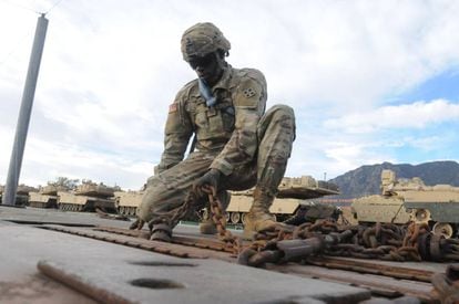 Un soldado asegura el equipamiento para viajar a Europa en Fort Carson.
