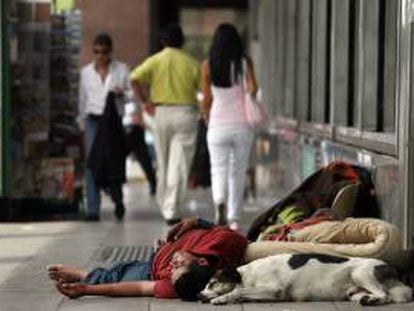 En la imagen, un indigente duerme frente a la Plaza de Mayo en Buenos Aires (Argentina). EFE/Archivo