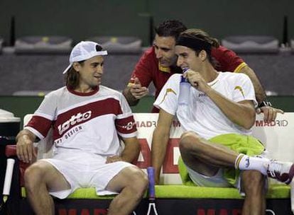 David Ferrer (a la izquierda) y Feliciano López bromean en una pausa del entrenamiento.