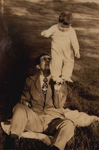 Jerry, a los dos años, con su padre.