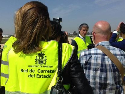 El ministro de Fomento, &Iacute;&ntilde;igo de la Serna, en las obras de la SE-40 de Sevilla.